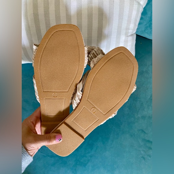 Cute Bow Sandals - Picture 2 of 3